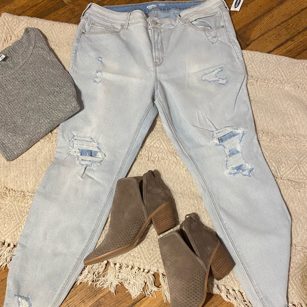 NWT Womens Distressed Ankle Jeans